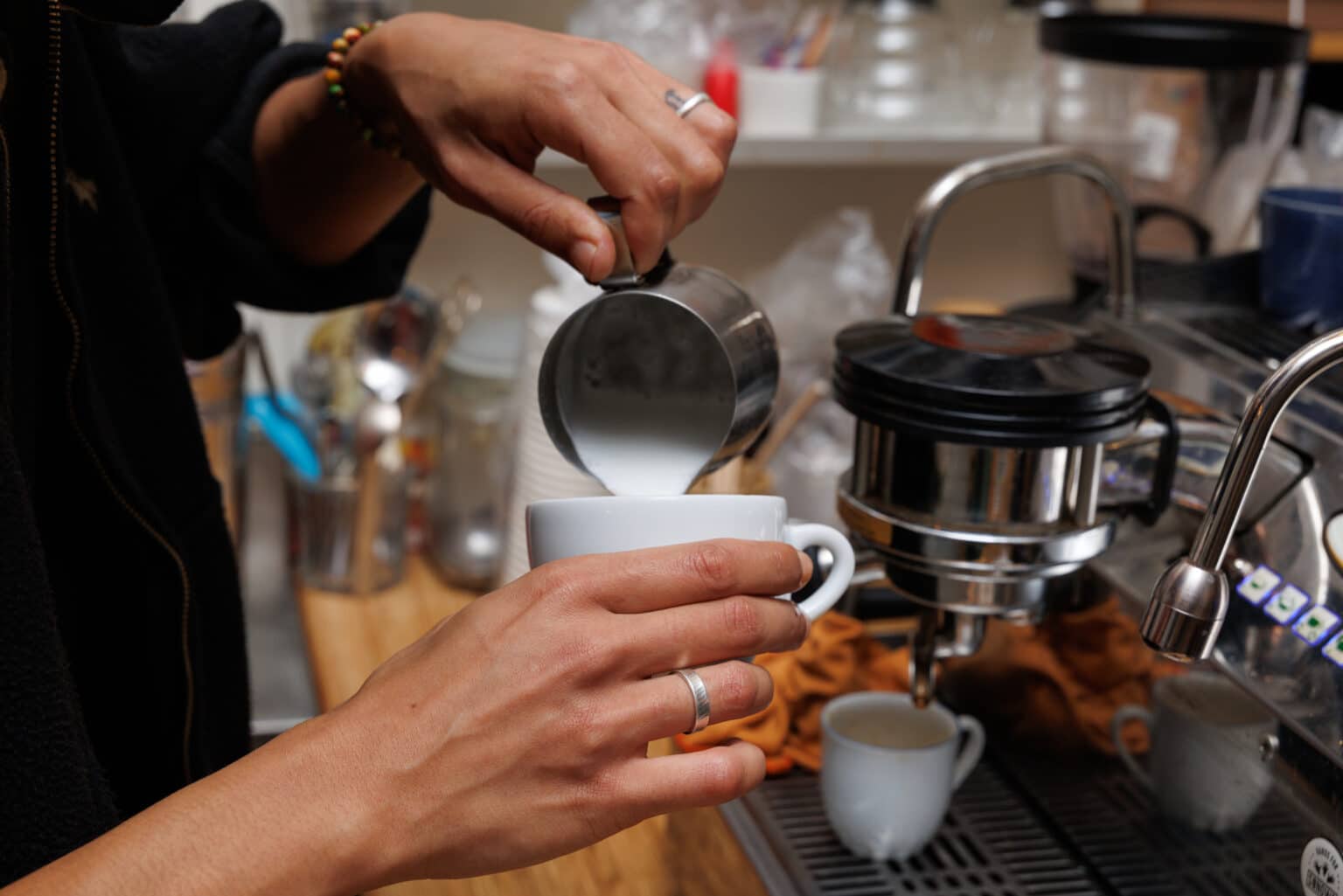 Barista Cofftea versant le lait pour un latte art, coffee shop de spécialité Paris 5