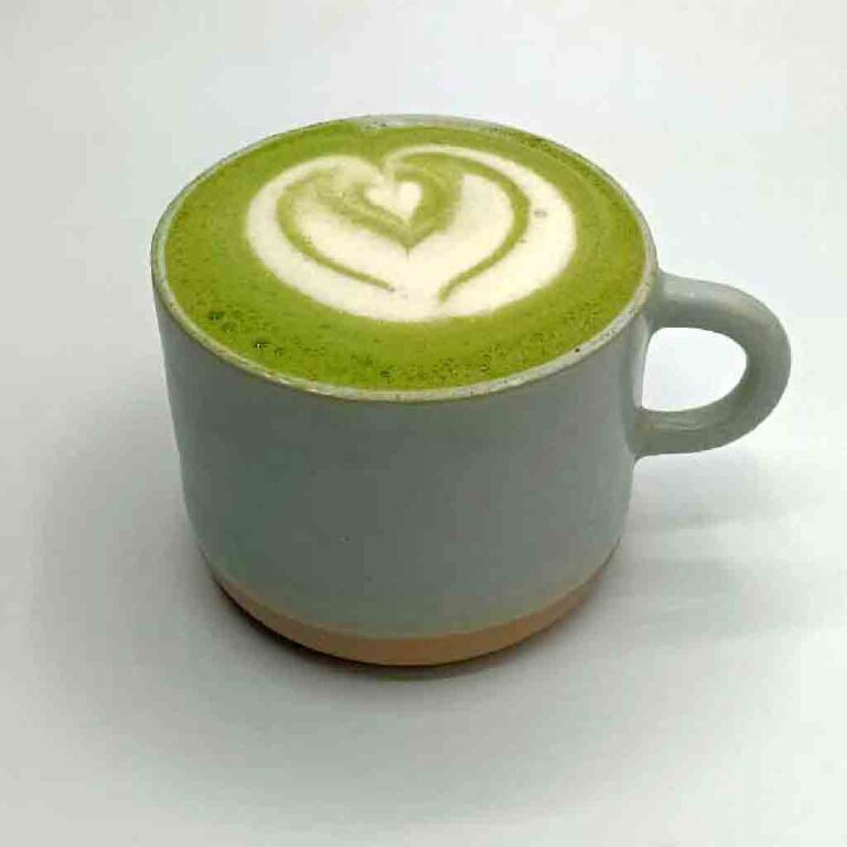 Matcha latte grade cérémonie, latte art en cœur - Cofftea Paris 5