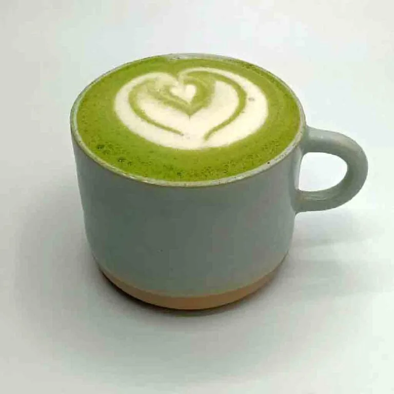 Matcha latte grade cérémonie, latte art en cœur - Cofftea Paris 5