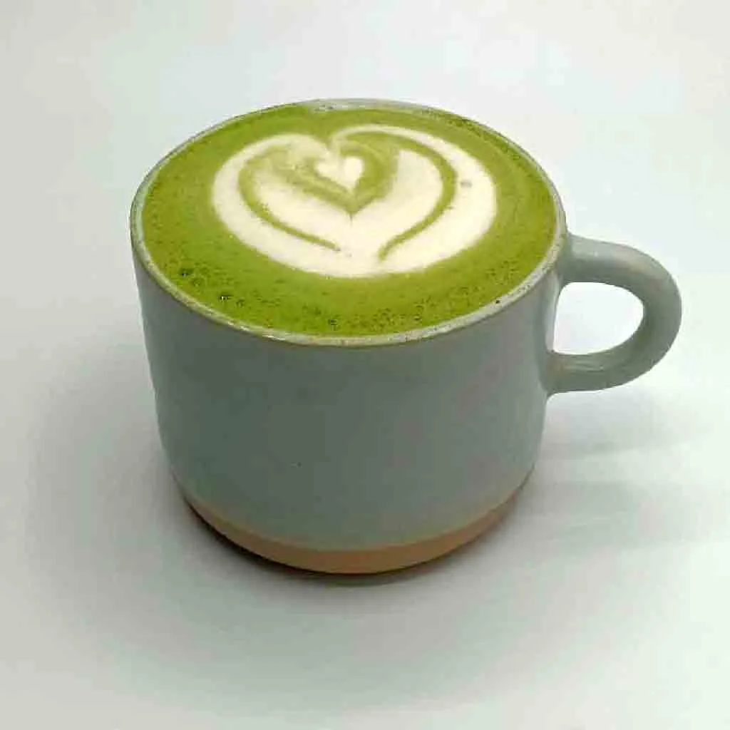 Matcha latte préparé chez Cofftea, Paris 5