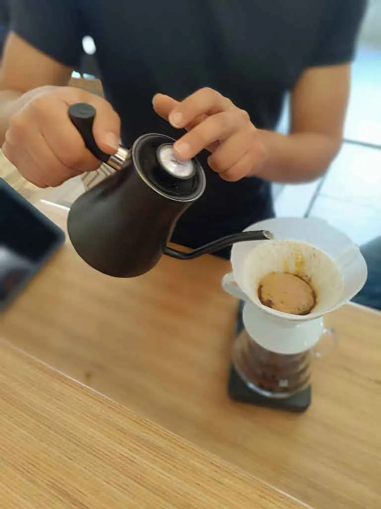 Café de spécialité servi par un barista expert à Paris 5 — espresso d'exception chez Cofftea
