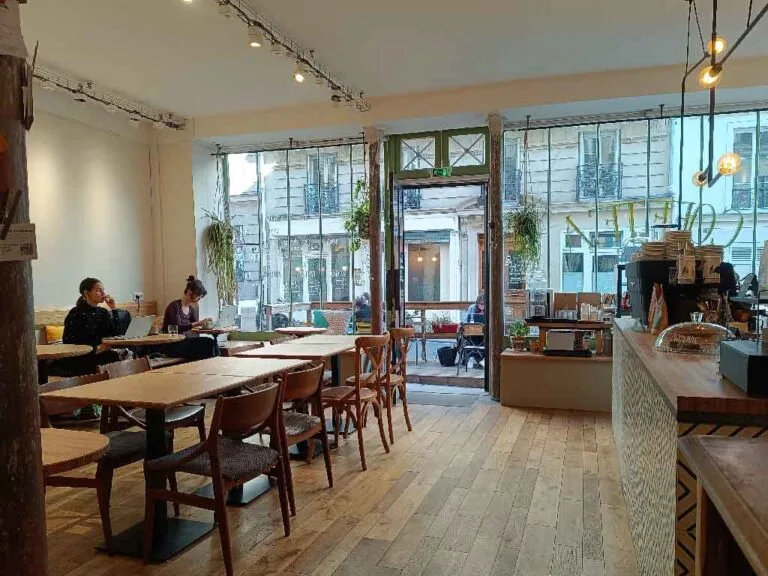 Salle cosy avec vitrine industrielle, Cofftea Paris 5