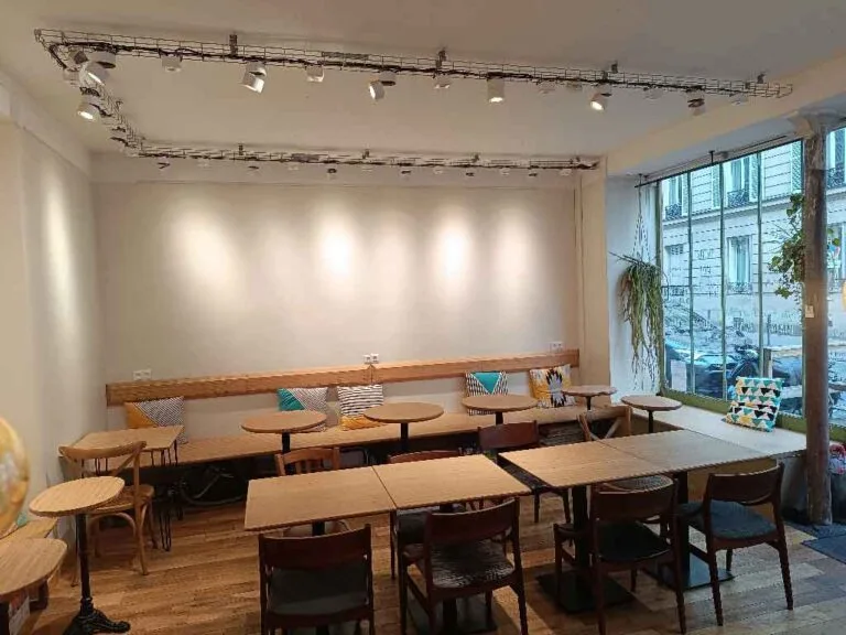 Intérieur lumineux du coffee shop Cofftea, Paris 5