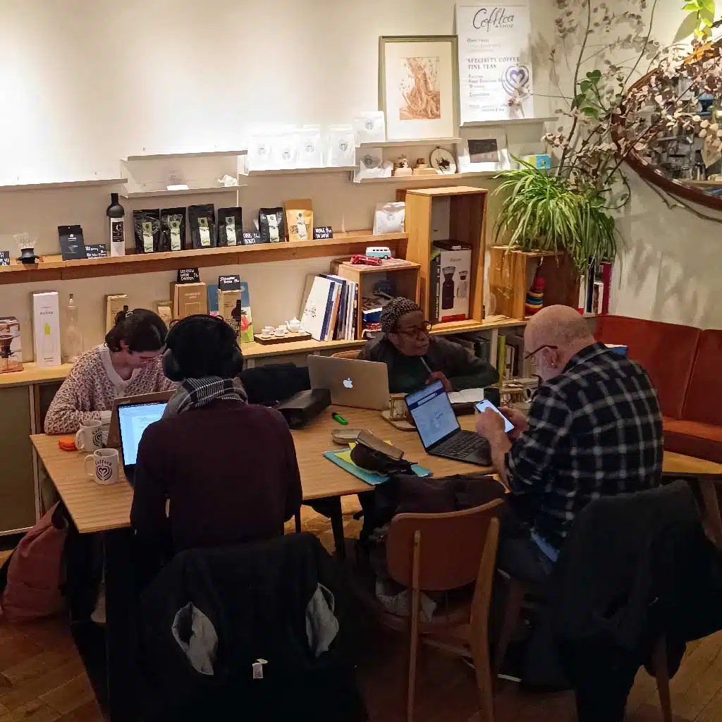 Espace de travail avec wifi et prises, Cofftea Paris 5