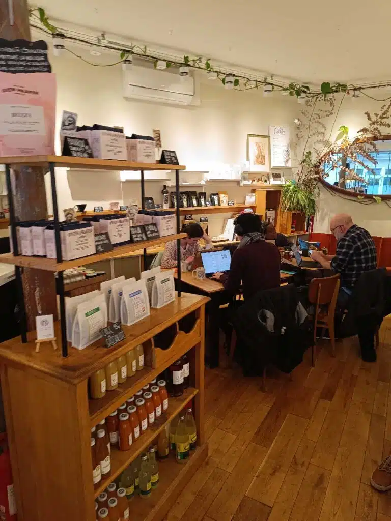 Grande table coworking — prises, wifi fibre