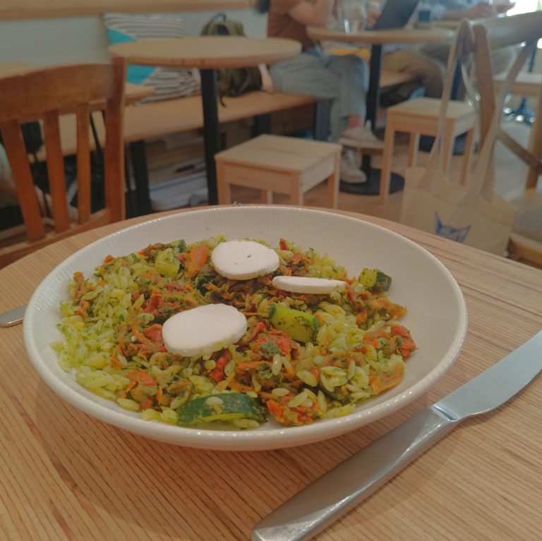 Salade Berthollet — orzo, courgette & chèvre, déjeuner Cofftea Paris 5