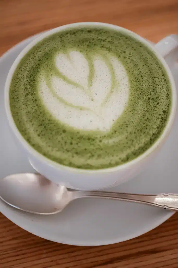 Matcha latte avec latte art tulipe, tasse blanche chez Cofftea Paris 5