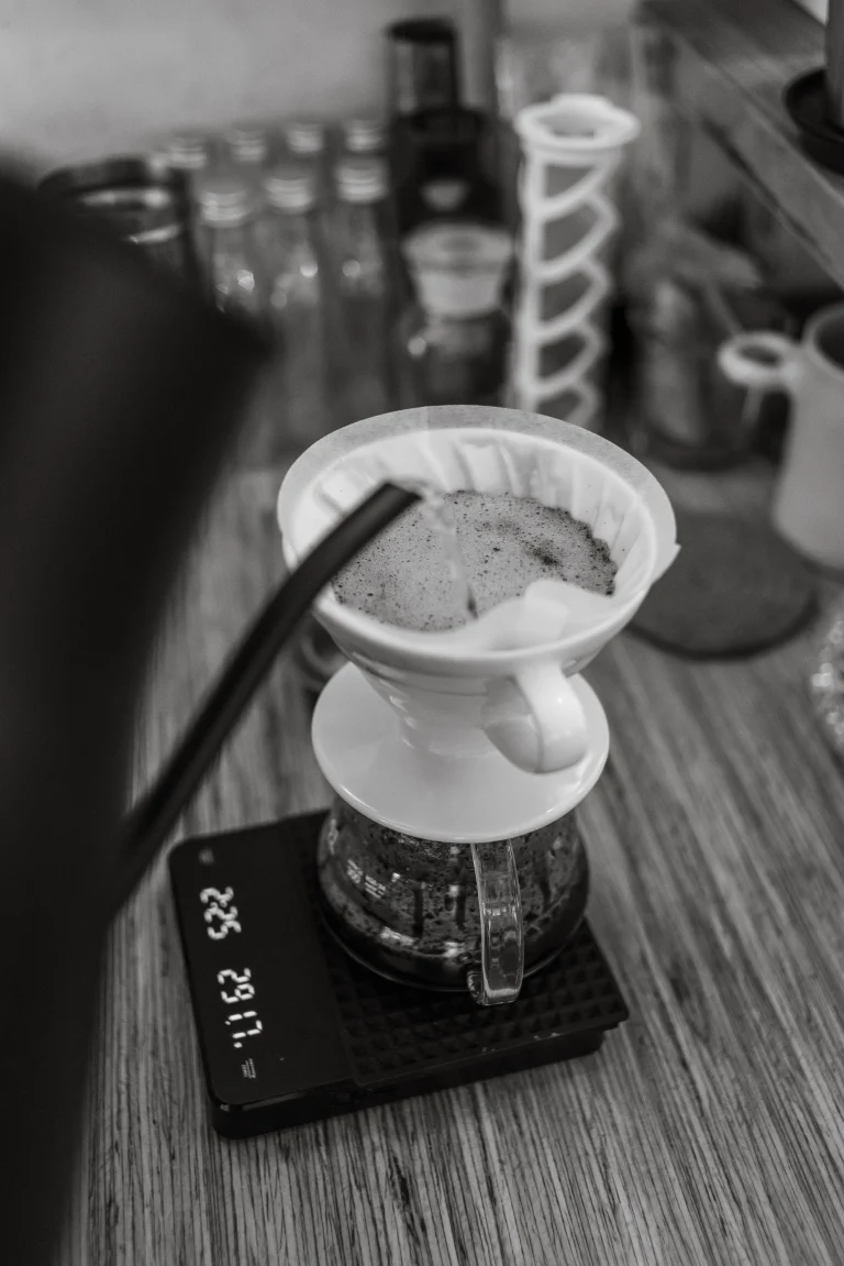 V60 Hario en phase bloom — extraction café filtre, Cofftea Paris 5