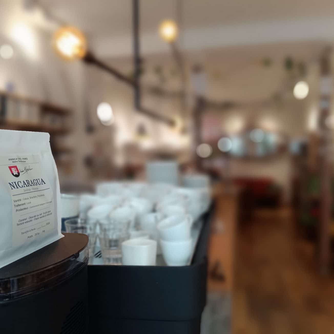 Sachet de cafe en grain 250 g du jour pose sur le moulin, boutique Cofftea Paris 5