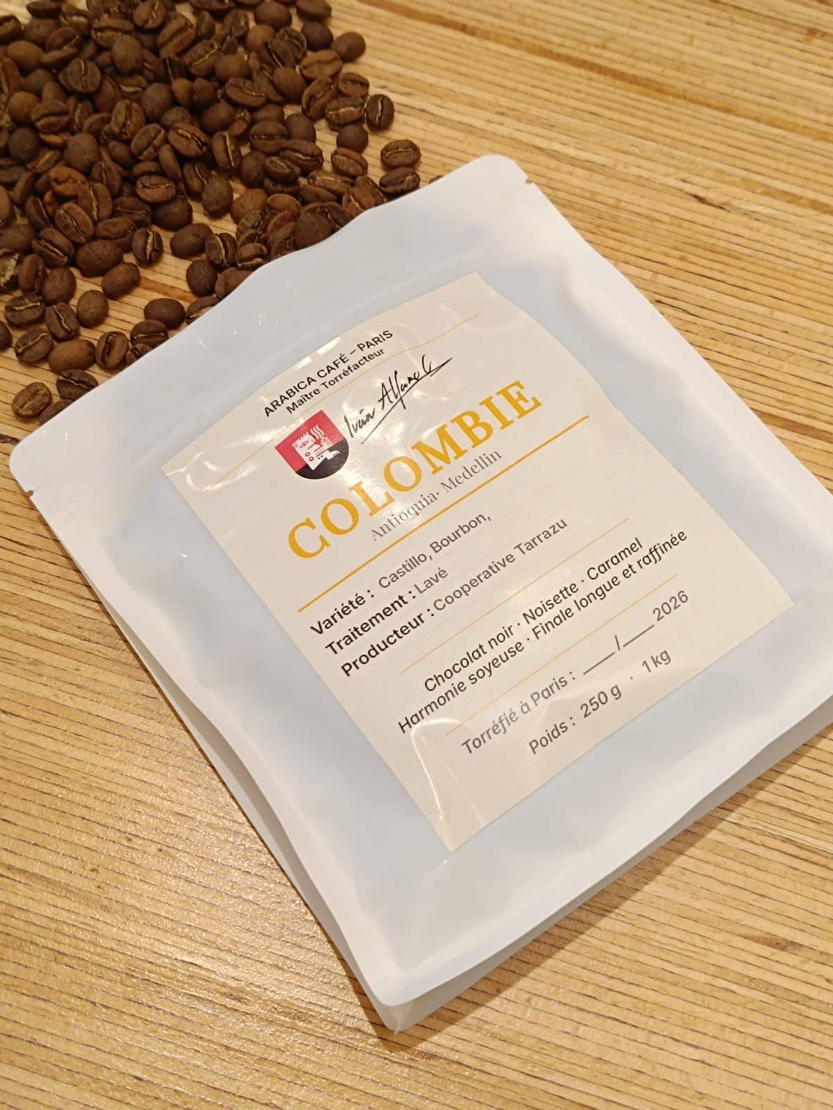 Sachet de cafe en grain Colombie 250 g et grains torrefies a Paris