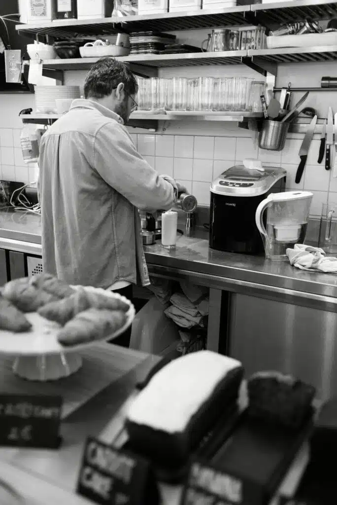 Barista du Cofftea en preparation pour le service du matin, Paris 5