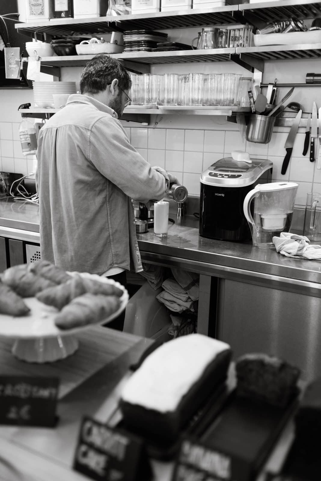 Barista en préparation pendant le service du matin, Cofftea Paris 5