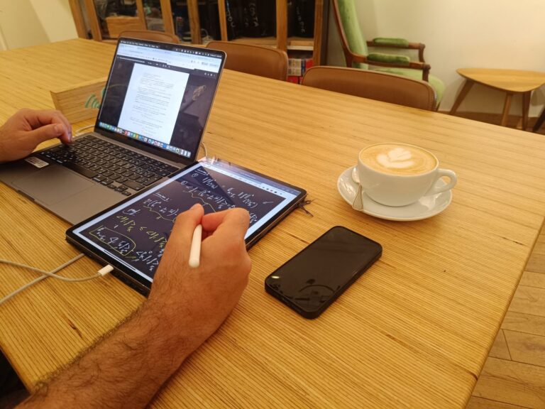 Ordinateur portable et cappuccino, zone ordinateurs Cofftea Paris 5
