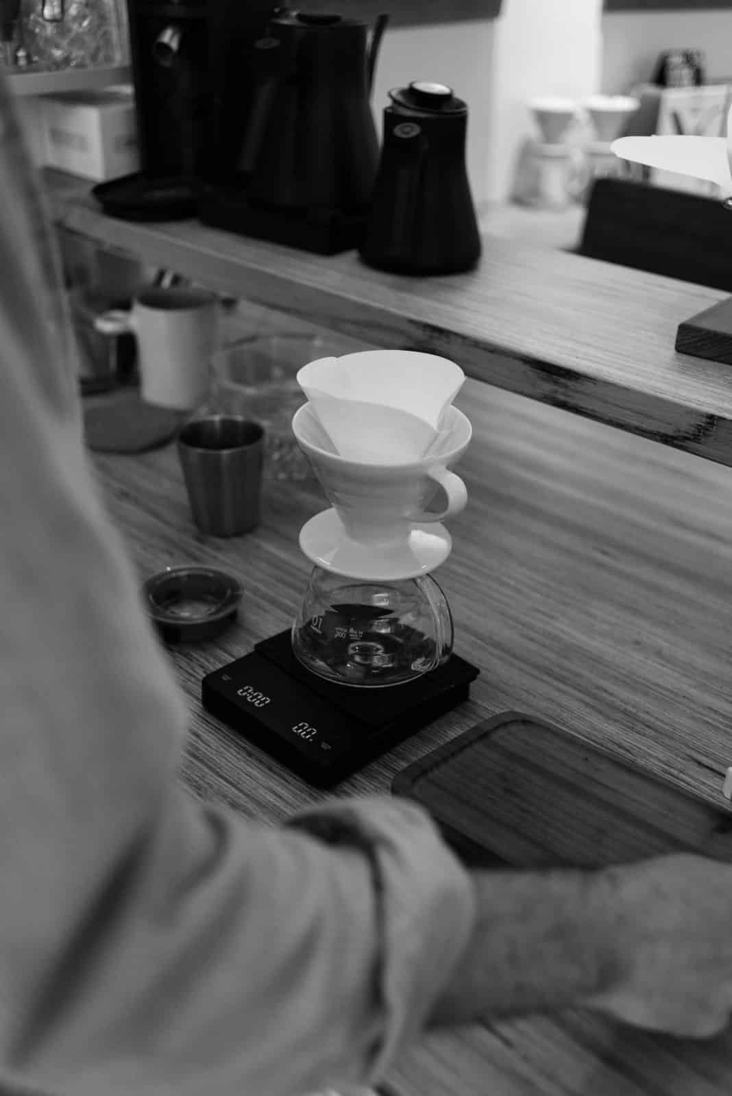 Préparation V60 à la balance, Cofftea Paris 5