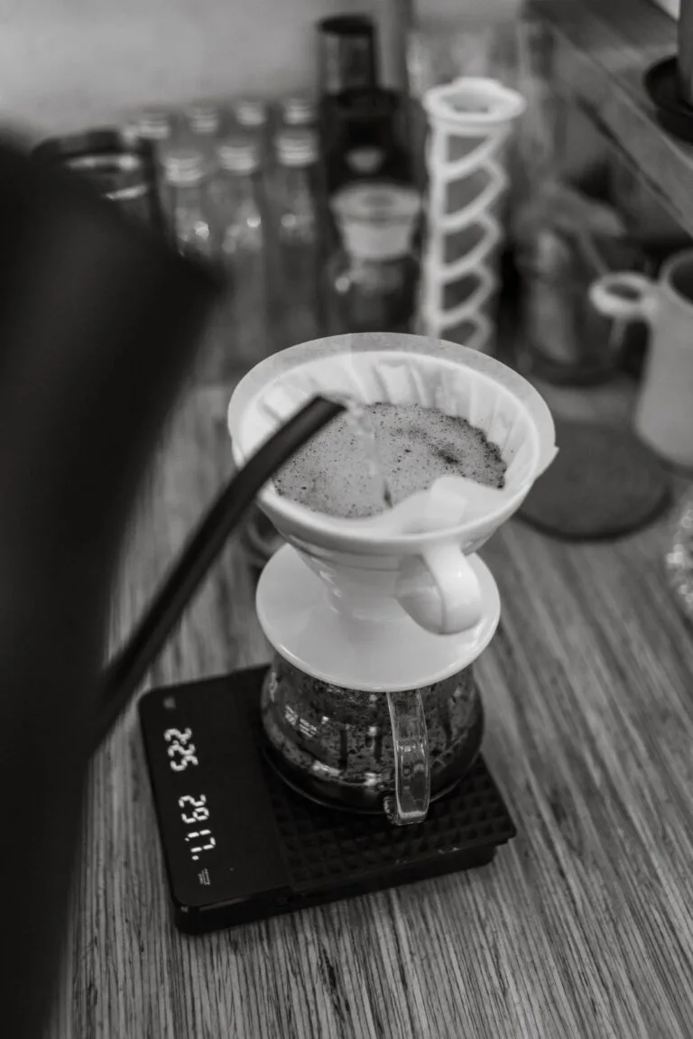 Extraction V60, bloom du café filtre, Cofftea Paris 5