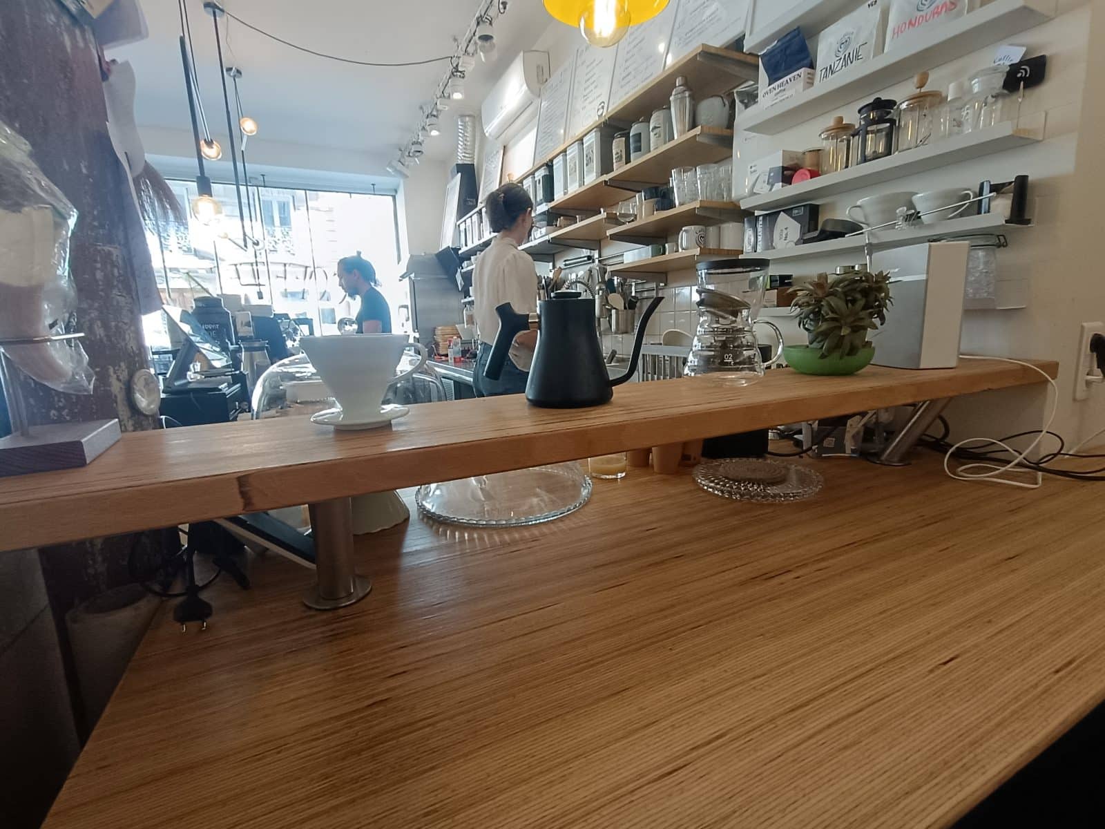 Comptoir V60 et bouilloire col de cygne, Cofftea Paris 5