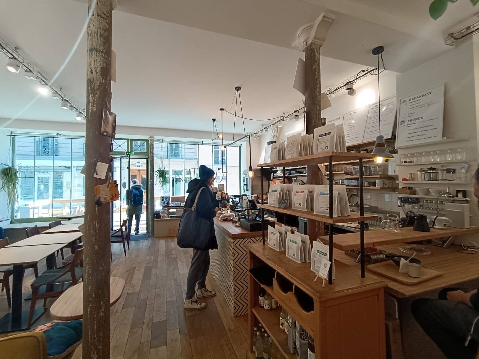 Comptoir et rayon de cafe en grain dans la salle du Cofftea, Paris 5