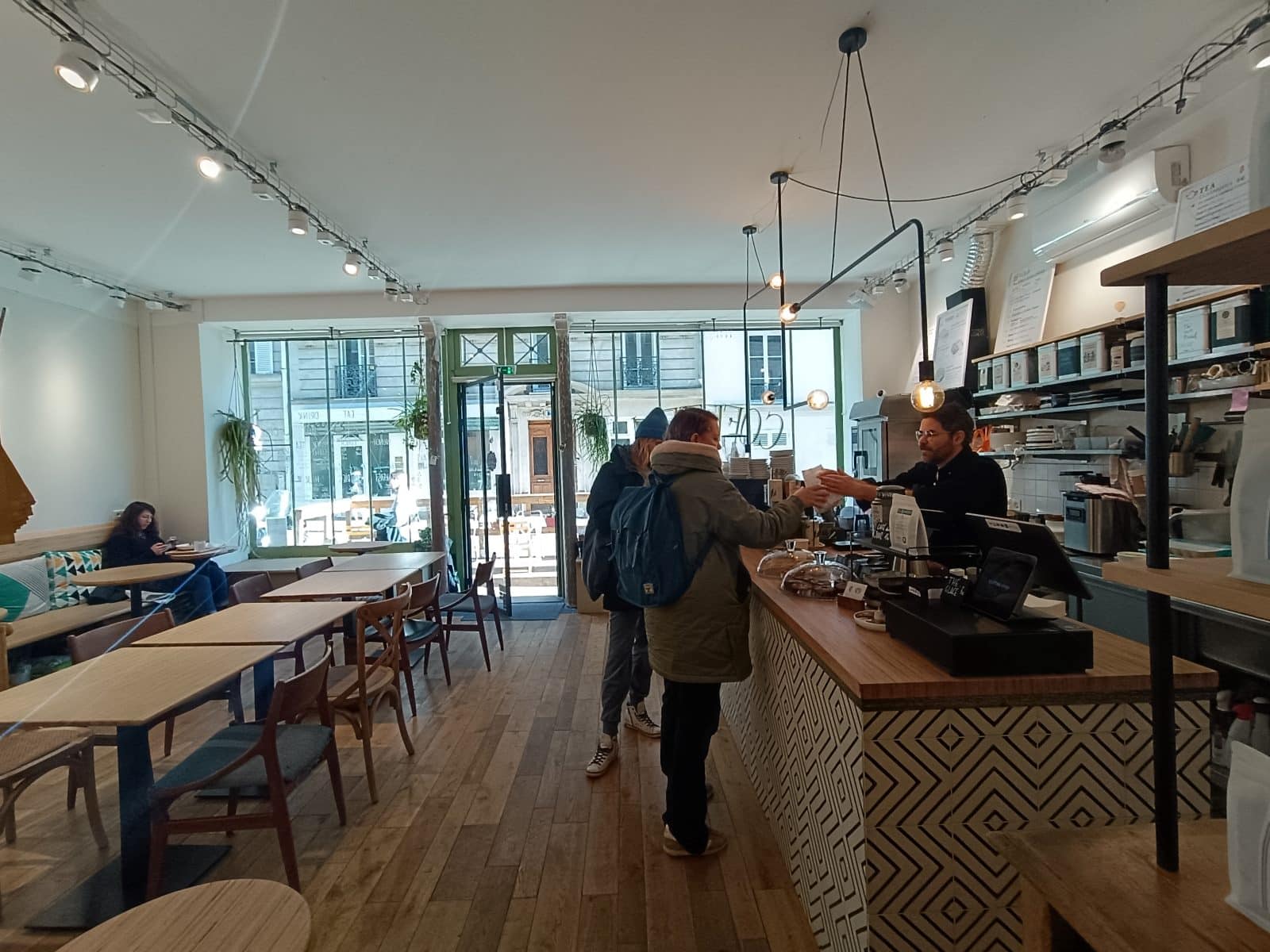 Client passant commande au comptoir du Cofftea, coffee shop Paris 5
