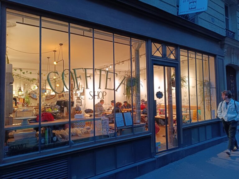 Devanture de nuit du Cofftea, 8 rue Berthollet Paris 5