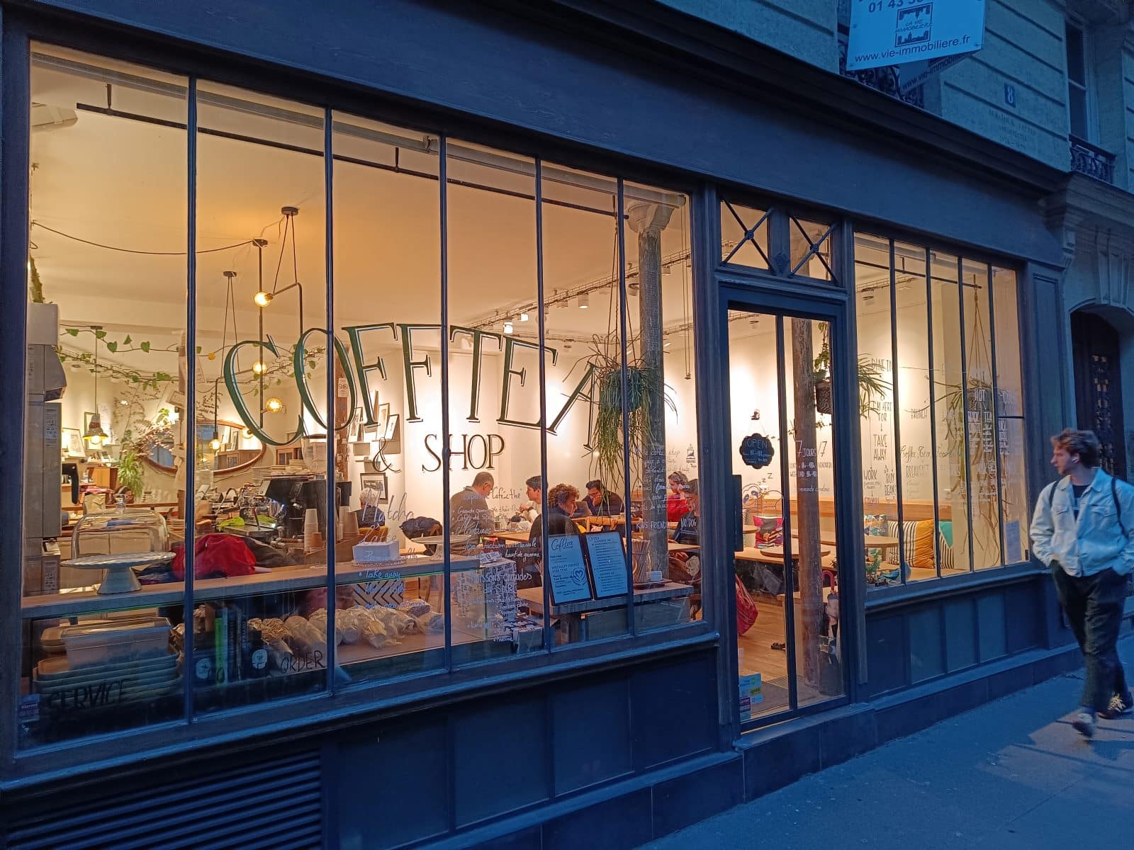 Devanture de nuit du Cofftea, 8 rue Berthollet Paris 5