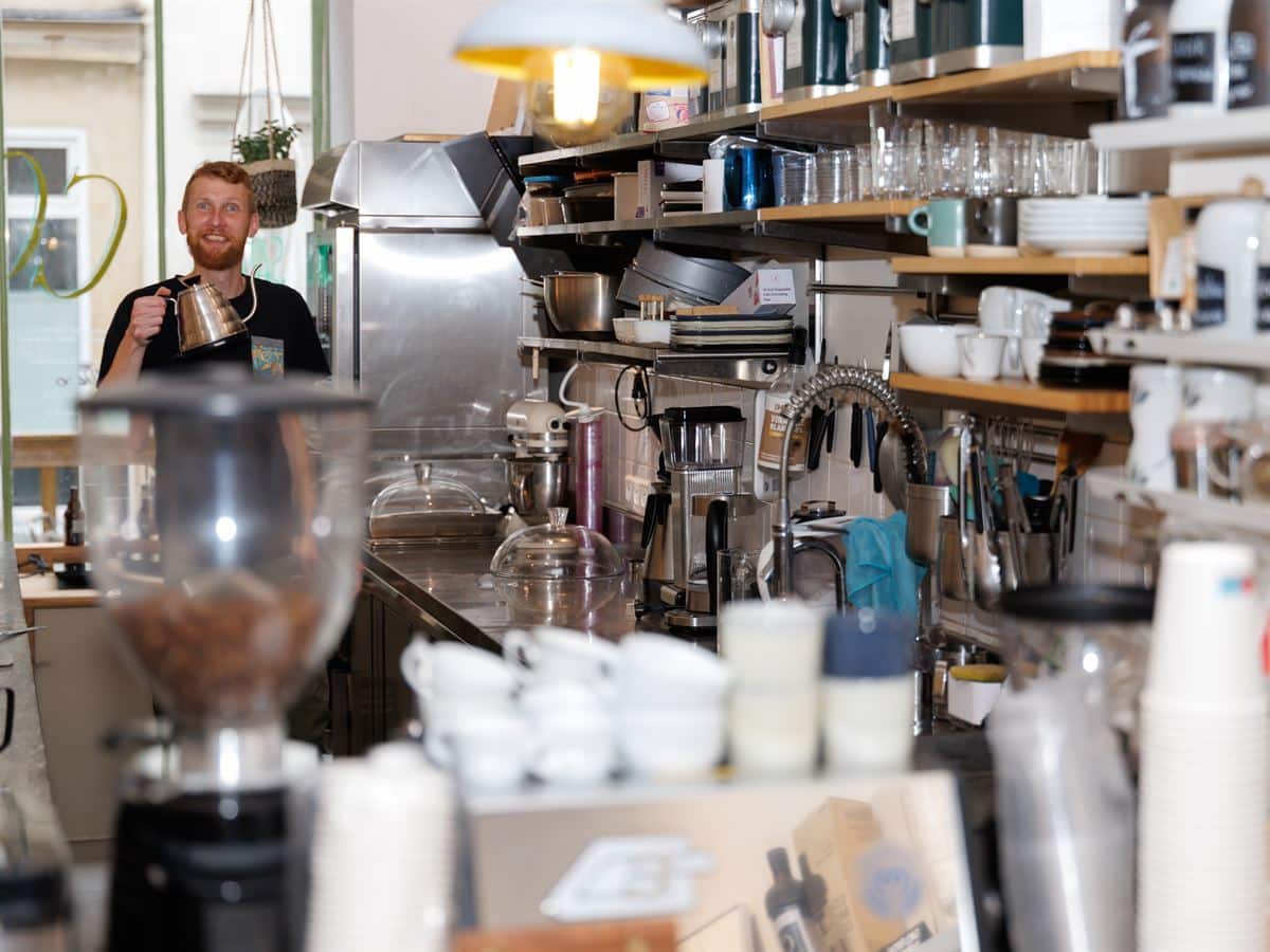 Équipe à l’accueil du comptoir, Cofftea Paris 5