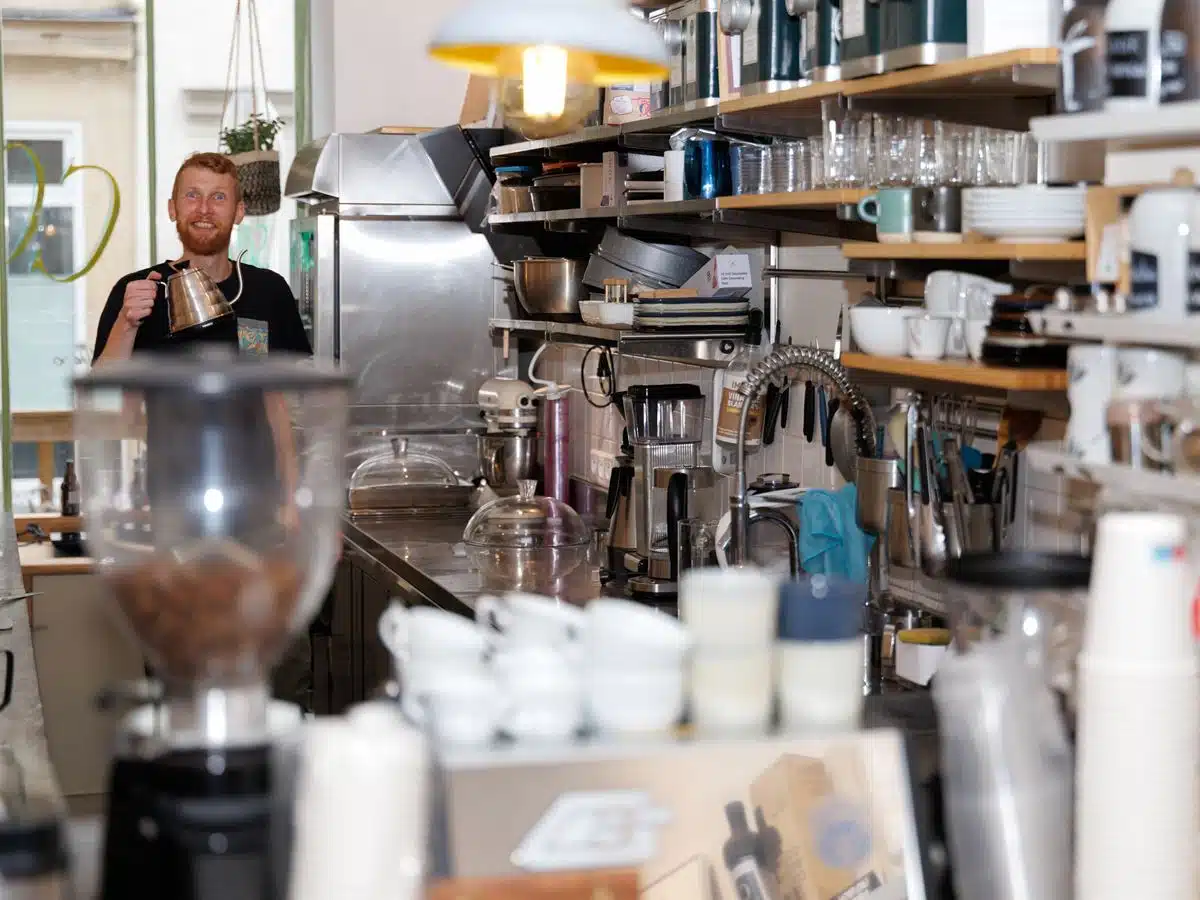 Équipe à l’accueil du comptoir, Cofftea Paris 5