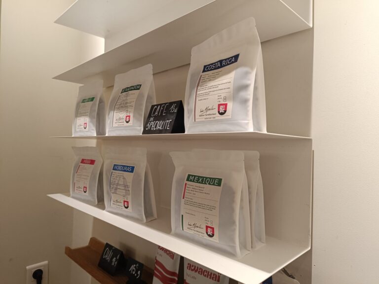 Étagère de sachets de café en grain 250 g, boutique Cofftea Paris 5