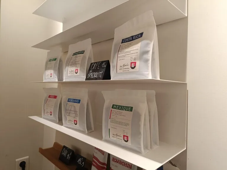 Étagère de sachets de café en grain 250 g, boutique Cofftea Paris 5