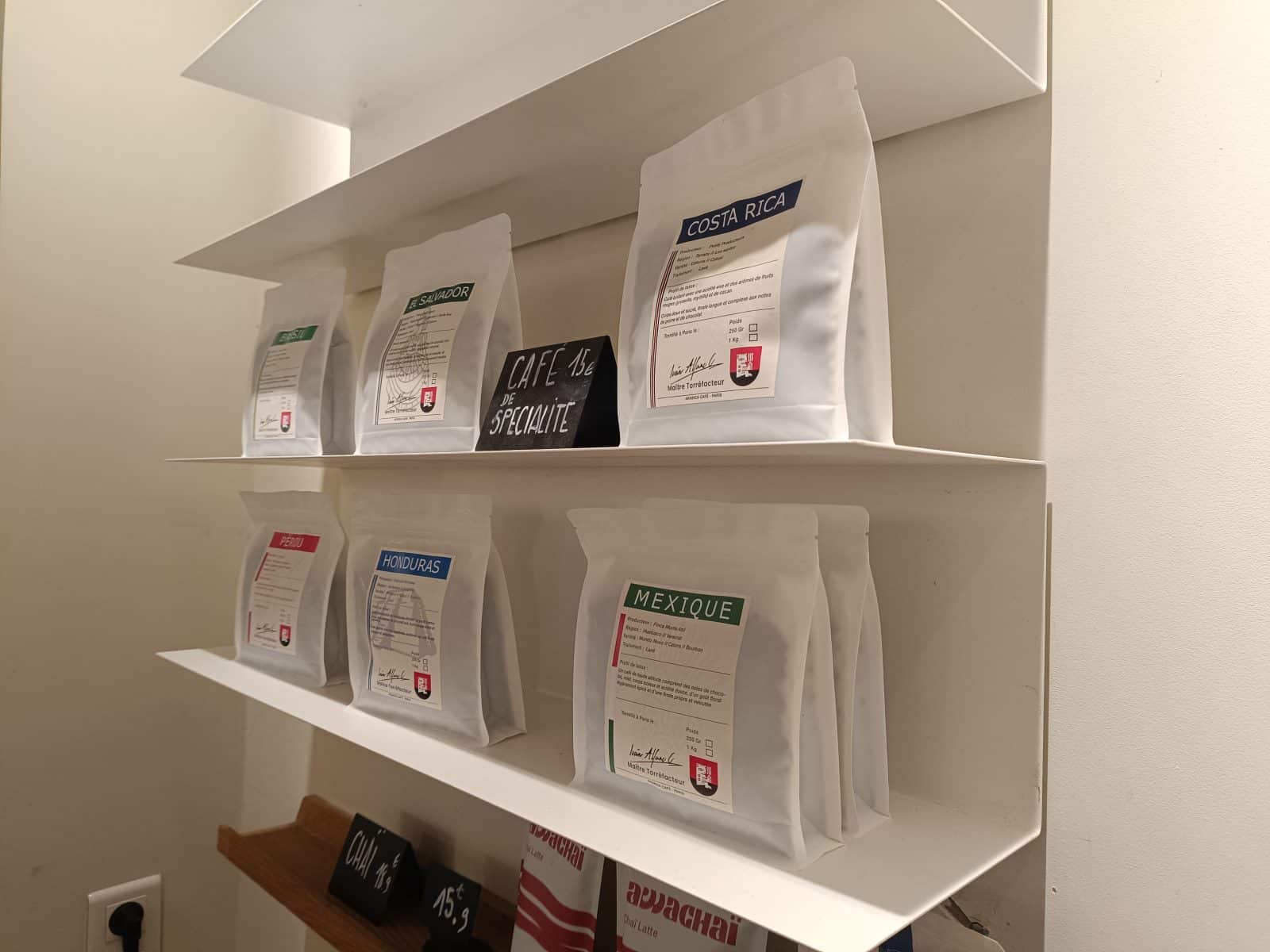 Étagère de sachets de café en grain 250 g, boutique Cofftea Paris 5