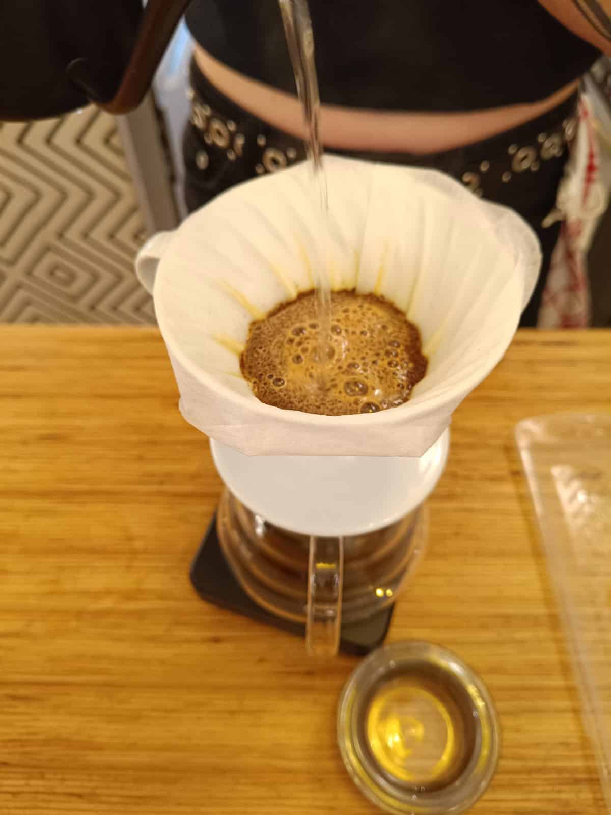 Versement d'eau sur un café filtre Hario, Cofftea Paris 5