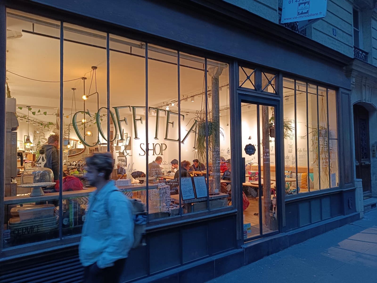 Vitrine éclairée du Cofftea, rue Berthollet, Paris 5
