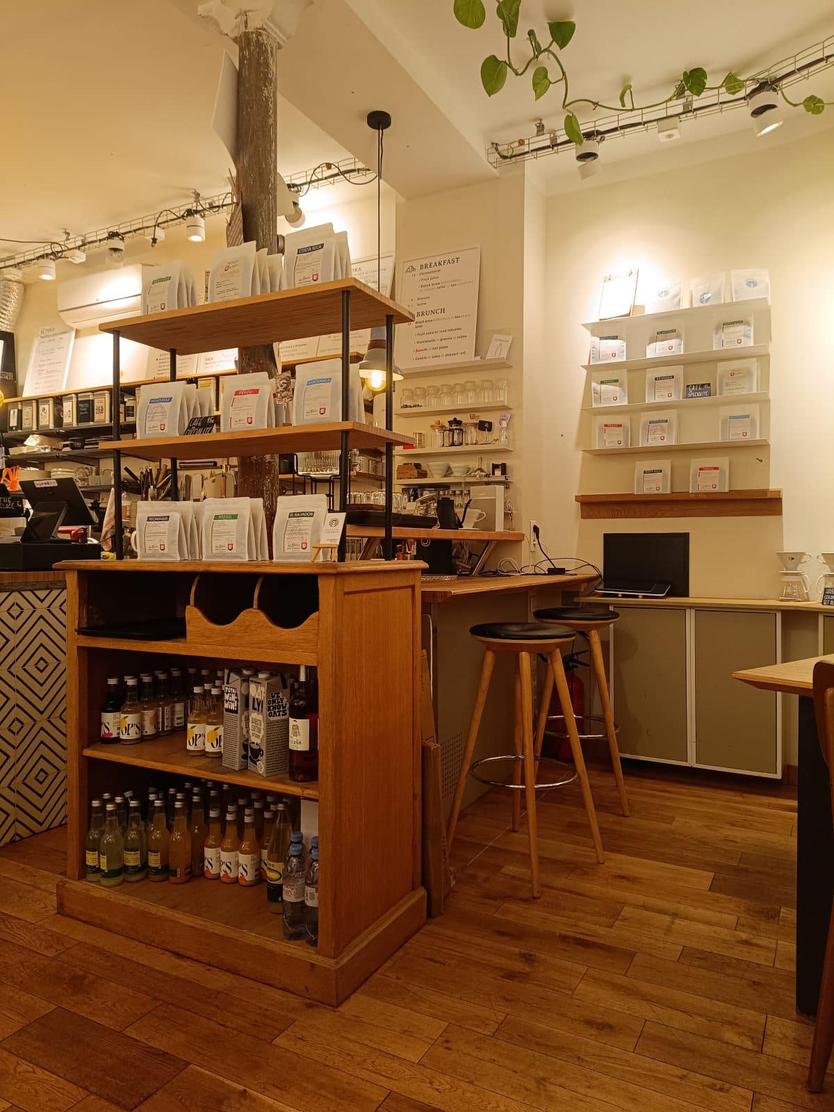 Présentoir de cafés de spécialité, boutique Cofftea Paris 5