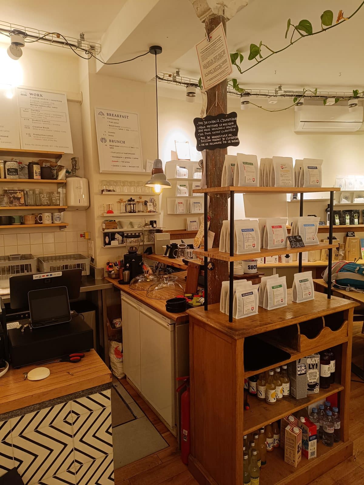 Rayon de cafe en grain au comptoir de la boutique Cofftea, Paris 5