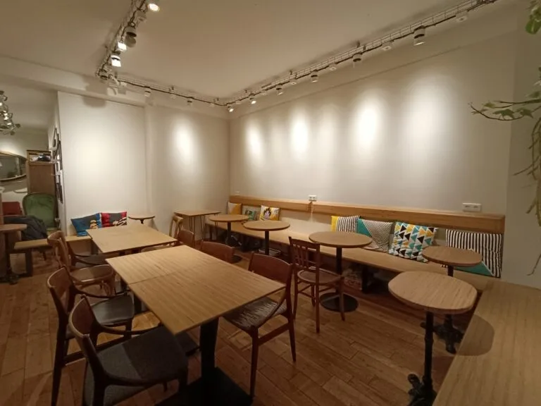 Grande table et banquette à coussins - venir en famille ou en groupe, Cofftea Paris 5
