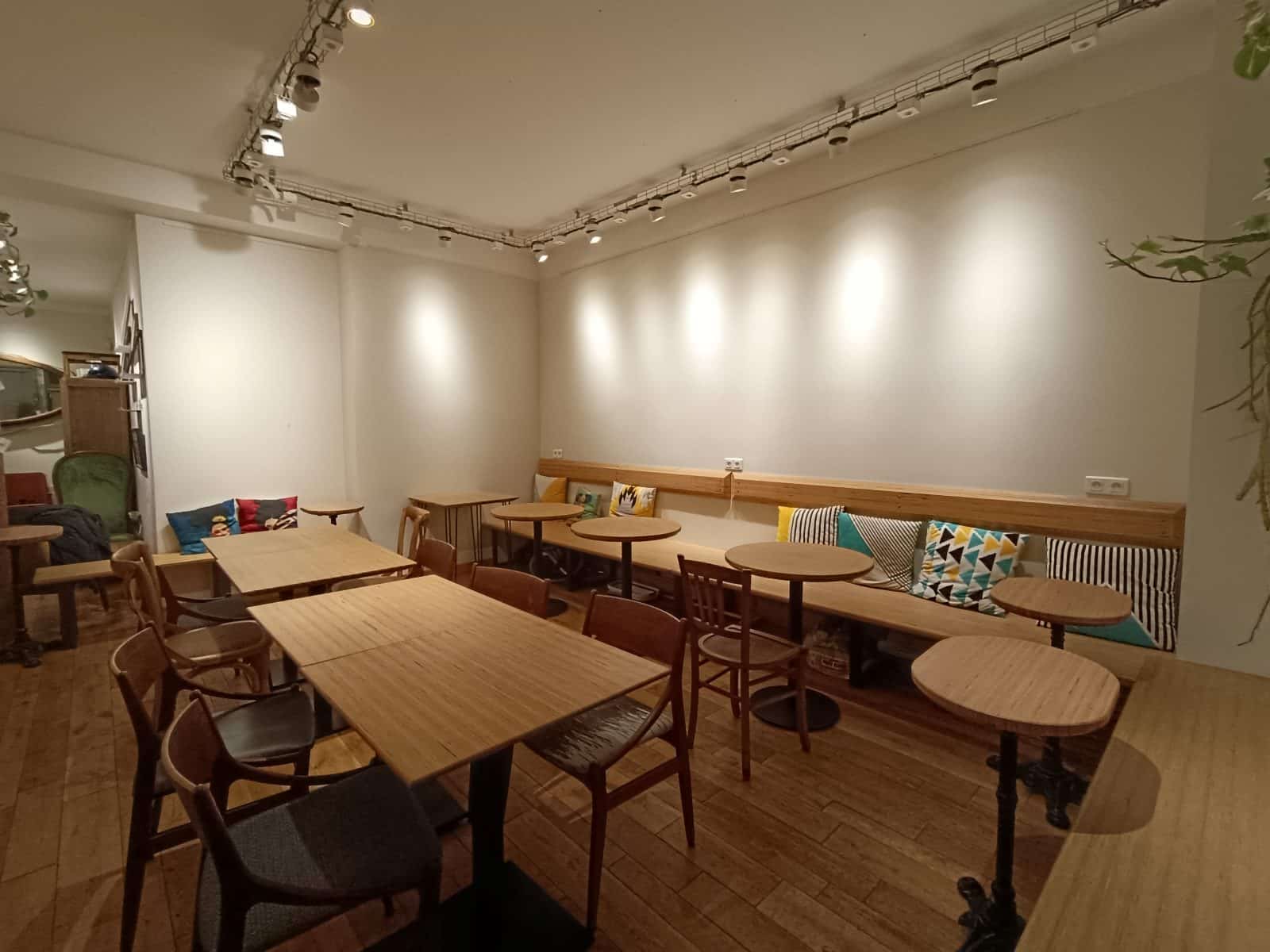 Banquette et coussins de la salle, Cofftea Paris 5