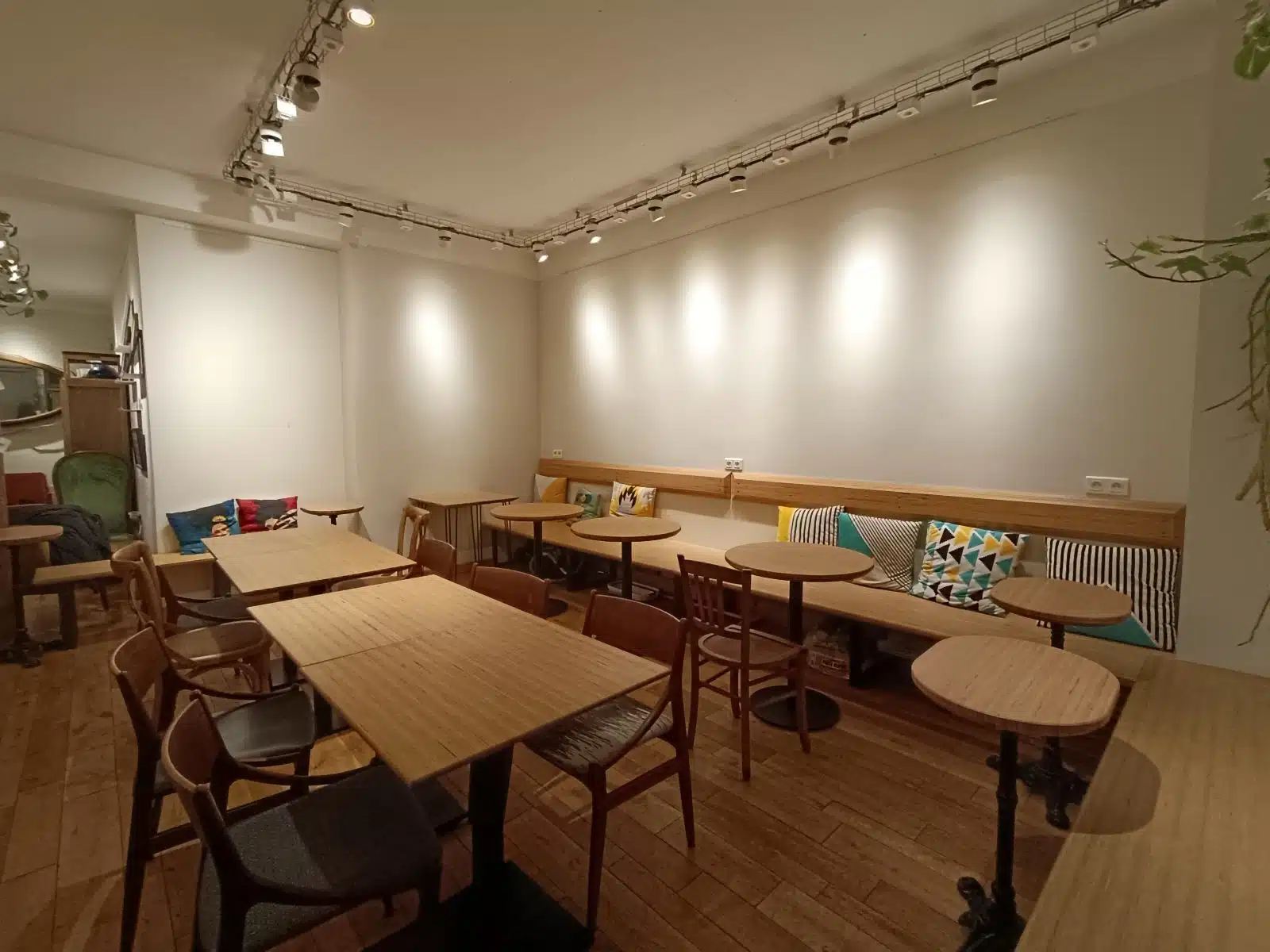 Banquette et coussins de la salle, Cofftea Paris 5