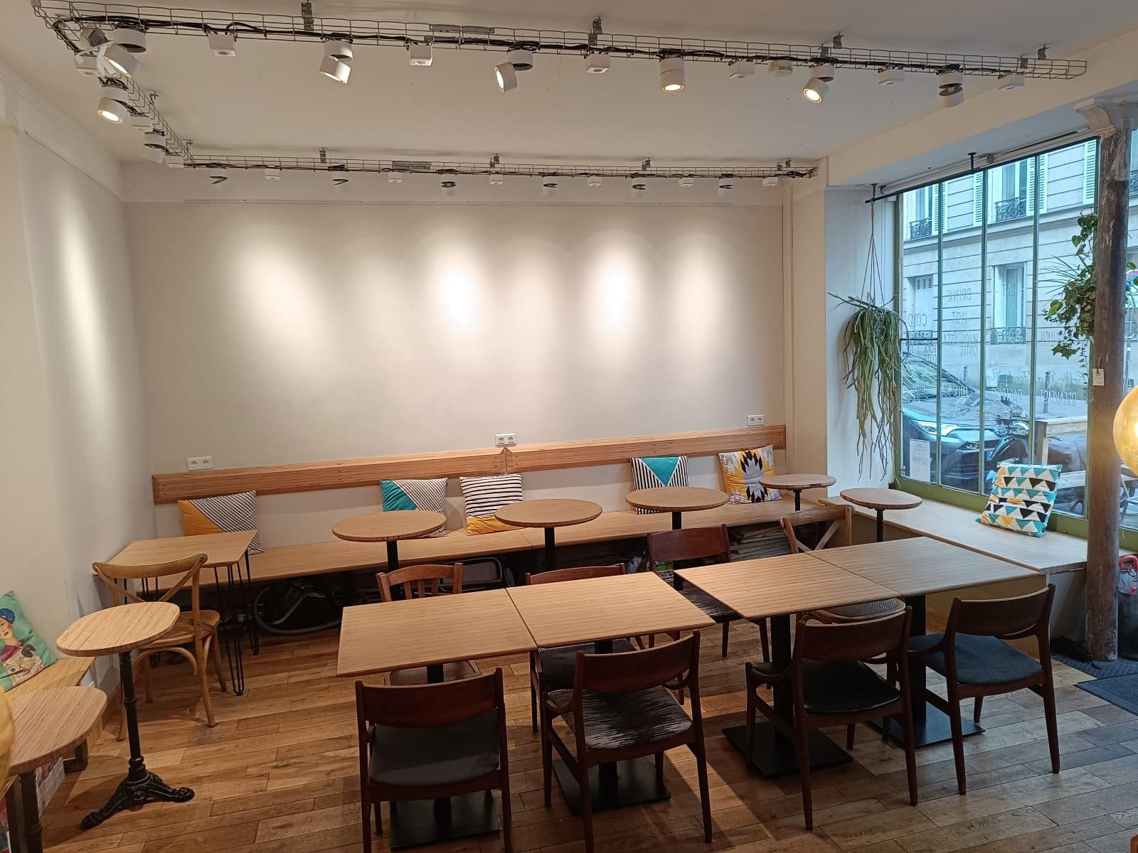 Salle, banquette et tables sous la verriere du Cofftea, Paris 5