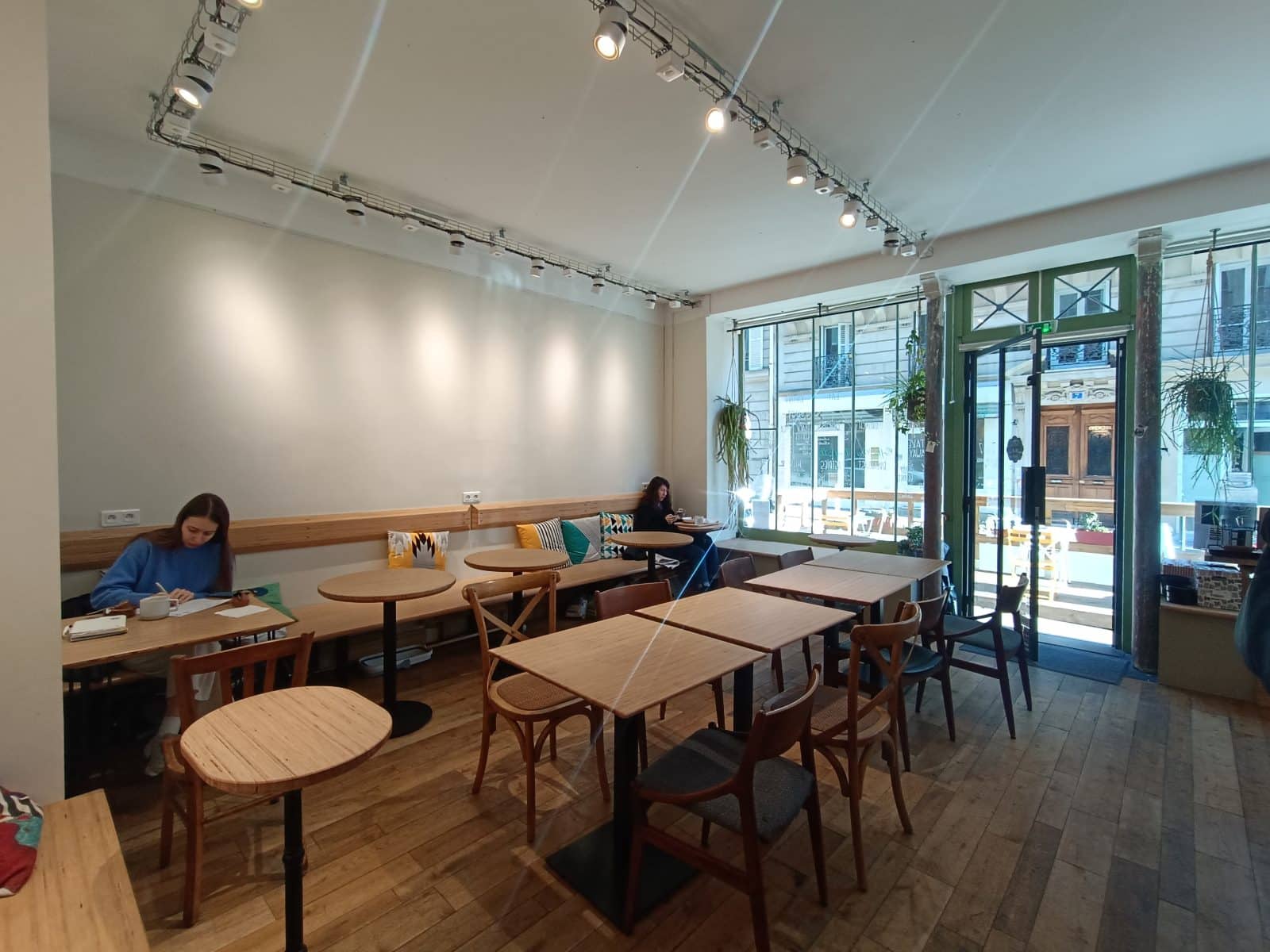 Salle lumineuse, banquette et verrière, Cofftea Paris 5
