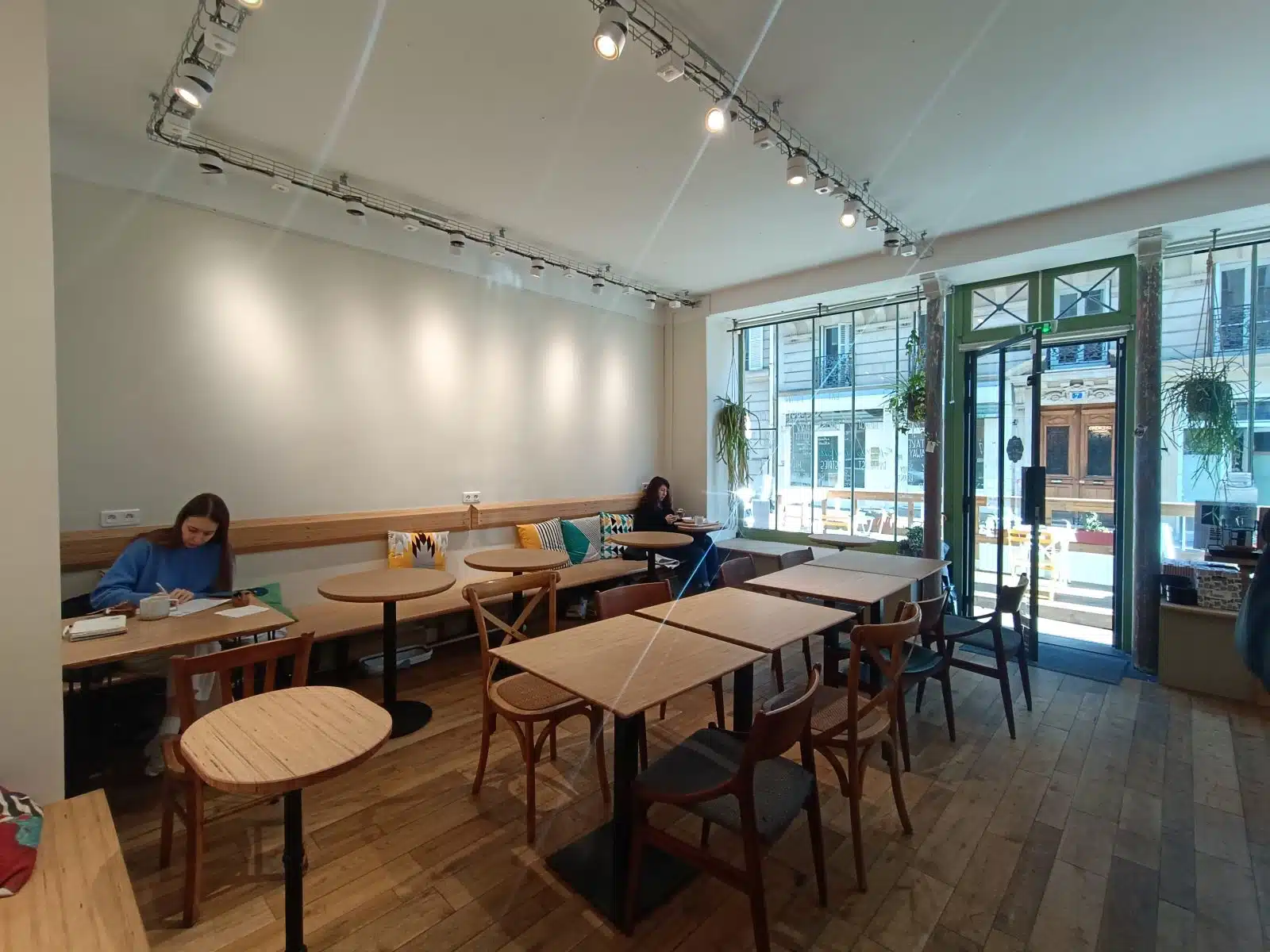 Salle lumineuse et banquettes, Cofftea Paris 5