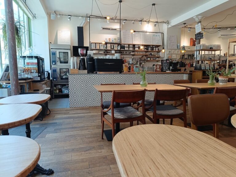 Salle lumineuse et climatisée du Cofftea, coffee shop Paris 5e