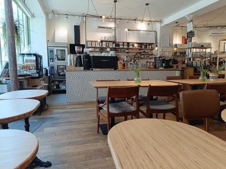 Salle lumineuse et climatisée du Cofftea, coffee shop Paris 5e