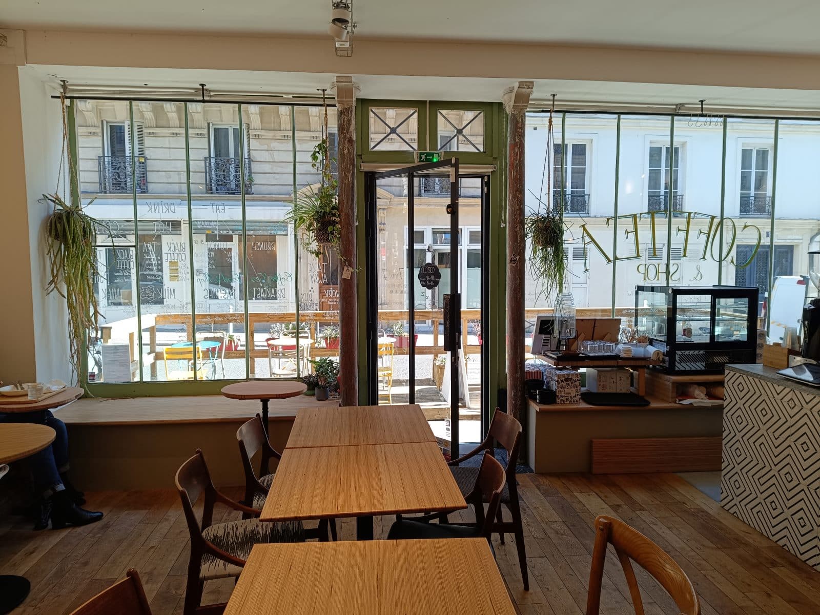 Verrière et terrasse du coffee shop, Cofftea Paris 5