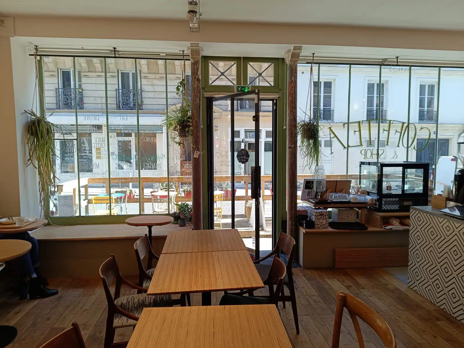 Verrière et terrasse du coffee shop, Cofftea Paris 5
