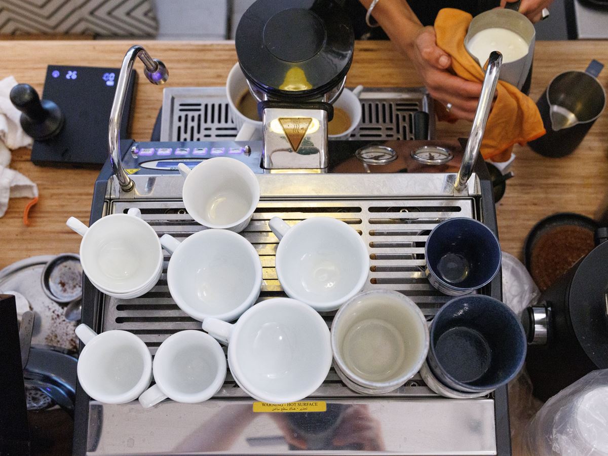 Service de tasses au comptoir en période d'affluence, Cofftea Paris 5