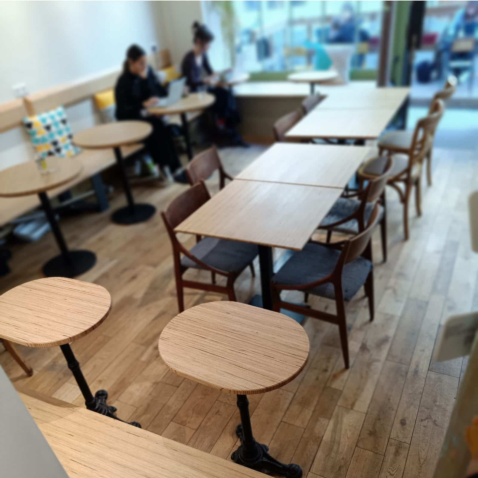 Tables de la salle climatisee du Cofftea, coffee shop du Quartier Latin
