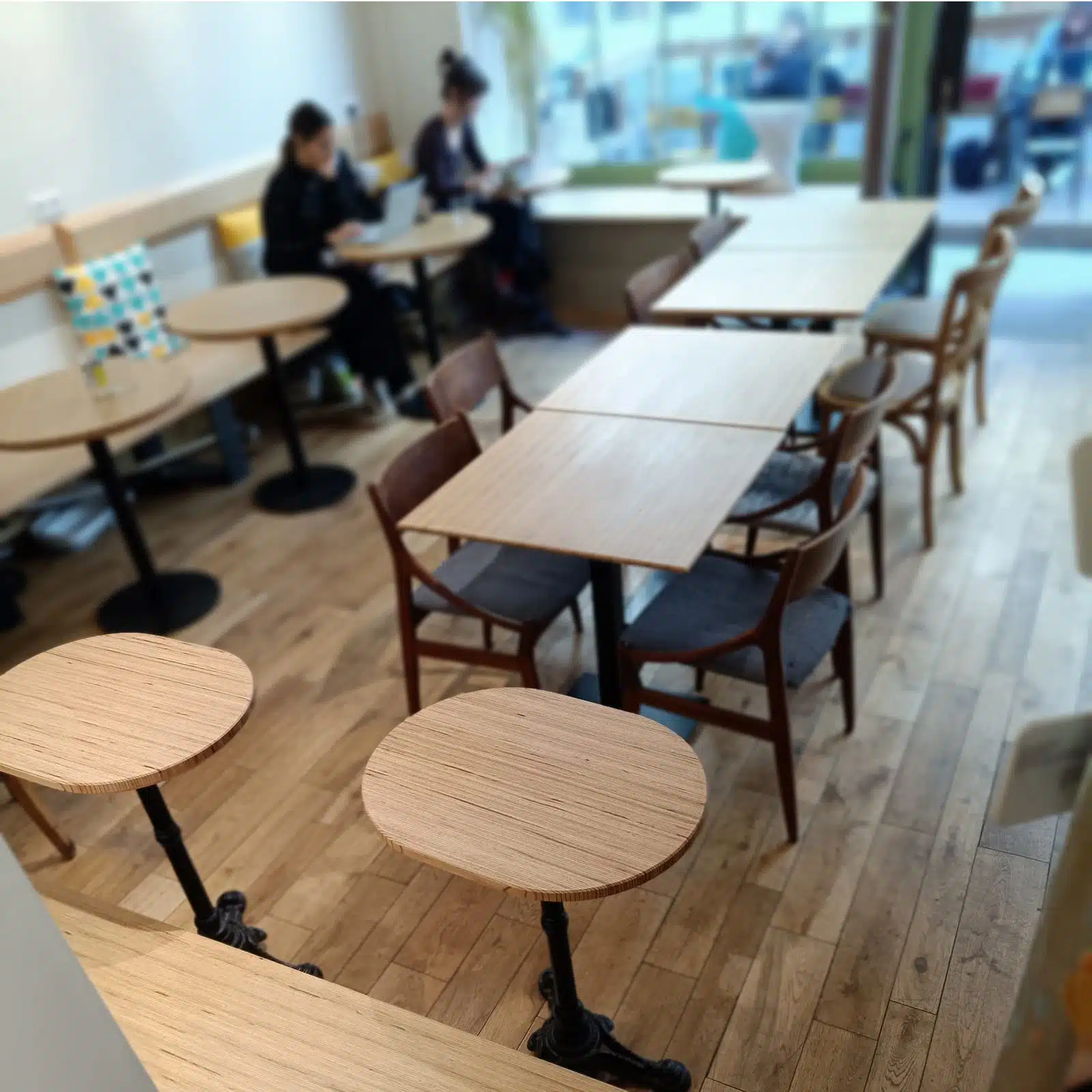 Tables de la salle climatisée, Quartier Latin, Cofftea Paris 5