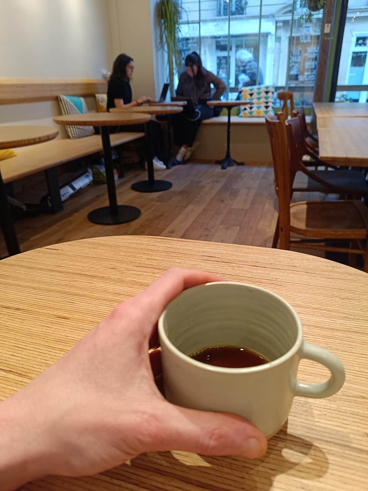 Tasse de cafe filtre en salle au Cofftea, coffee shop Paris 5