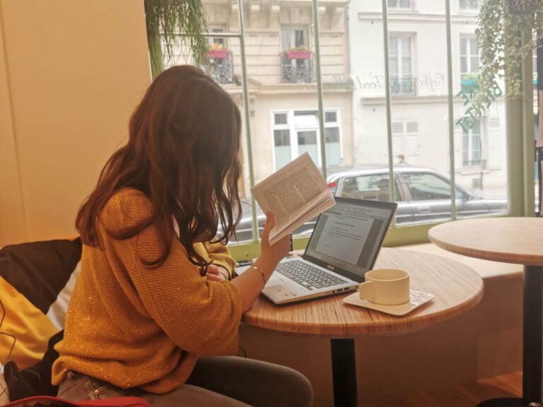 Cliente lisant et travaillant au Cofftea, cafe du Quartier Latin Paris 5