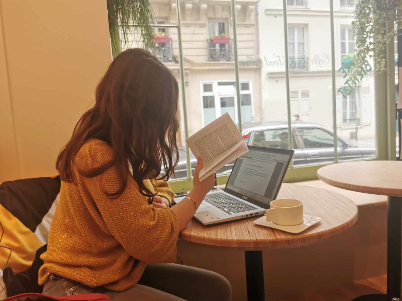 Cliente lisant et travaillant au Cofftea, cafe du Quartier Latin Paris 5