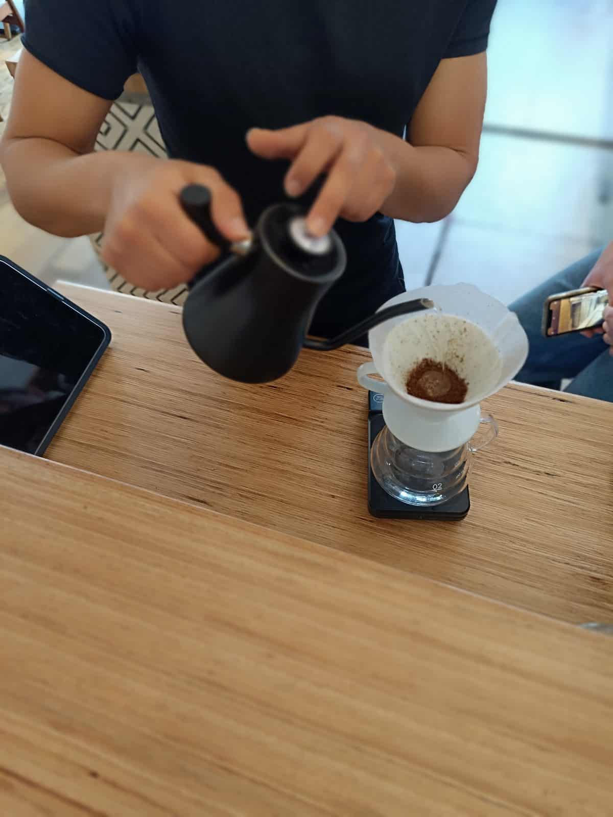 Versement d'eau pendant le bloom d'un V60, Cofftea Paris 5